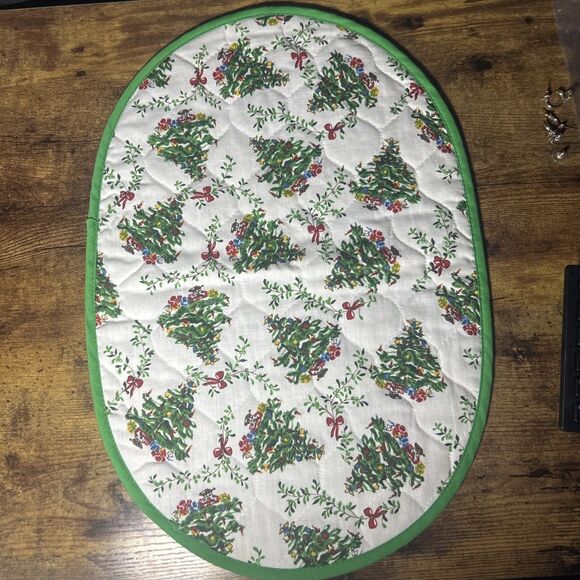 Vintage Christmas Place Mats 13”x19” Oval Green Trim Set Of 4 Reversible Quilted - Picture 8 of 9